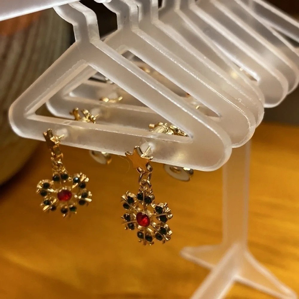 Earring Stand with 8 Pairs of Christmas Earrings NWOT…Great Gift